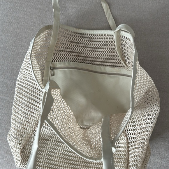 mesh beach tote with zipper pocket - Picture 2 of 5